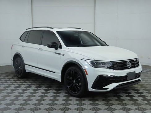 Used 2022 Volkswagen Tiguan SE R-Line image 3