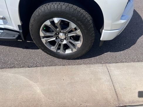 Used 2024 Chevrolet Silverado 1500 High Country w/ Technology Package image 13