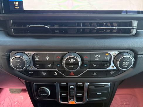 Used 2025 Jeep Gladiator Sport AWD/4WD image 17
