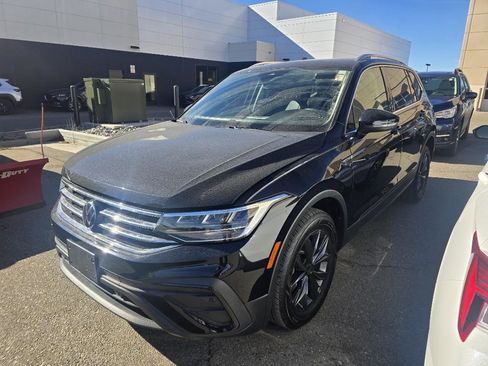 Used 2022 Volkswagen Tiguan SE w/ Panoramic Sunroof Package image 1