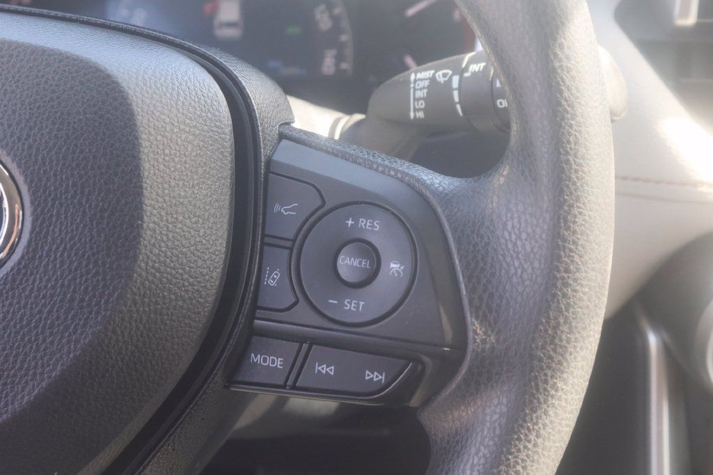Used 2025 Toyota RAV4 XLE AWD/4WD image 18