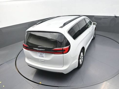 Used 2022 Chrysler Pacifica Touring-L FWD image 17