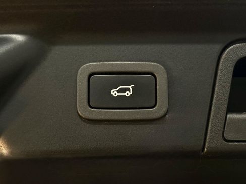 Used 2018 Land Rover Range Rover Velar S AWD/4WD image 38