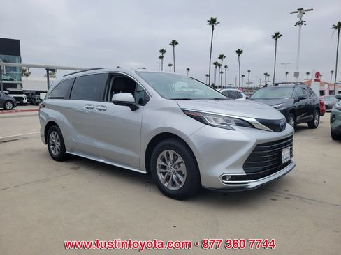 Used 2023 Toyota Sienna XLE FWD image 2