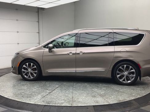 Used 2018 Chrysler Pacifica Limited w/ Tire & Wheel Group FWD image 37