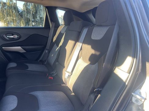 Used 2018 Jeep Cherokee Latitude AWD/4WD image 12