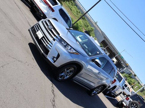 Used 2018 Toyota Highlander Limited Platinum AWD/4WD image 3