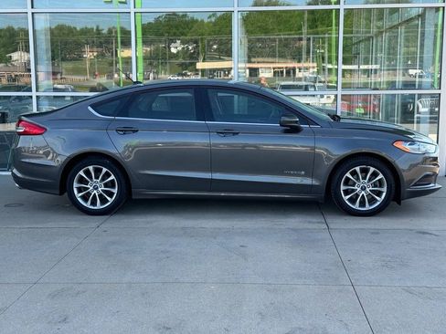 Used 2017 Ford Fusion SE FWD image 8
