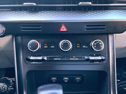 Used 2022 Kia Carnival LX FWD image 32