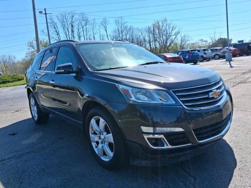 Used 2017 Chevrolet Traverse LT w/ Style and Technology Package FWD image 3