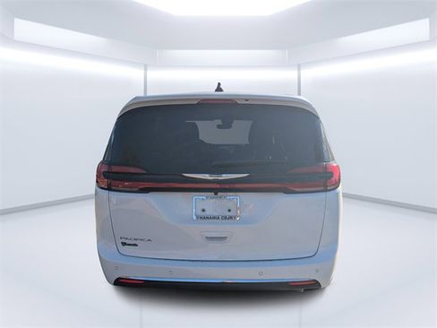 New 2026 Chrysler Pacifica Select image 4