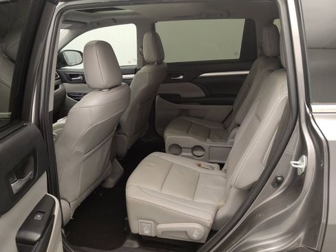 Used 2019 Toyota Highlander XLE FWD image 18