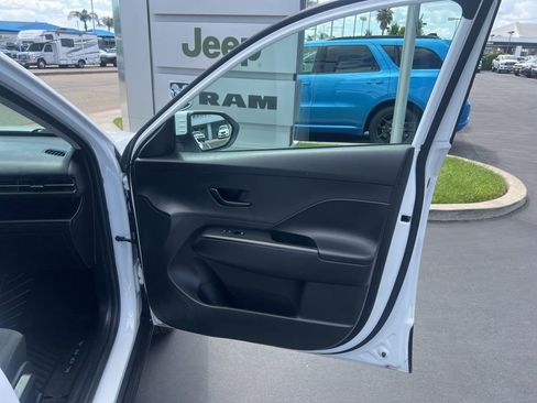Used 2025 Hyundai Kona SEL AWD/4WD image 38