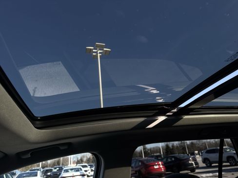 Used 2023 GMC Terrain SLT w/ Infotainment Package II image 19