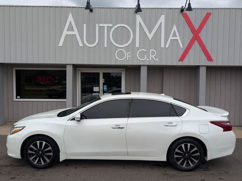 Used 2018 Nissan Altima 2.5 SV w/ 2.5 SV Technology Package FWD image 1