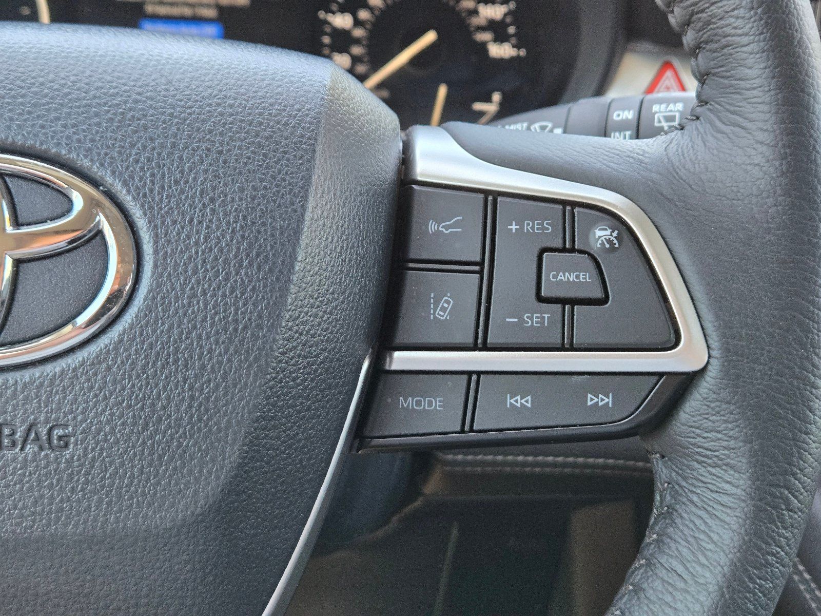 Used 2026 Toyota Sienna XLE FWD image 23
