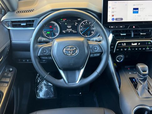 Certified 2024 Toyota Venza XLE image 18