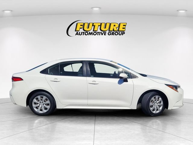 Used 2022 Toyota Corolla LE FWD image 3