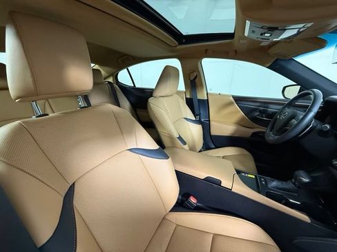Used 2025 Lexus ES 300h w/ Premium Package FWD image 31