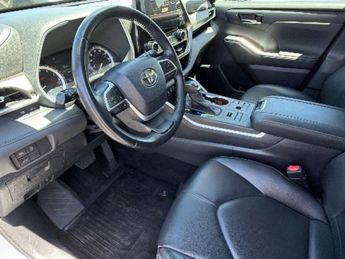 Used 2023 Toyota Highlander XLE AWD/4WD image 10