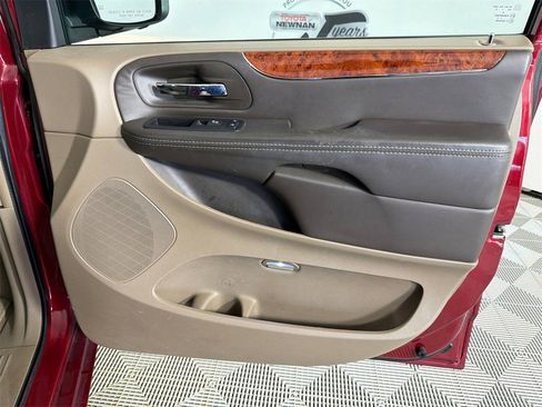 Used 2016 Chrysler Town & Country Touring-L image 15