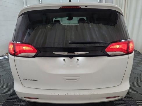 Used 2023 Chrysler Voyager LX image 4