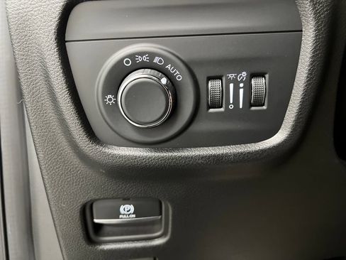 Used 2024 Jeep Grand Cherokee Altitude RWD image 46
