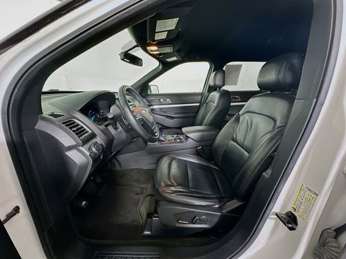 Used 2017 Ford Explorer XLT w/ Equipment Group 202A FWD image 13