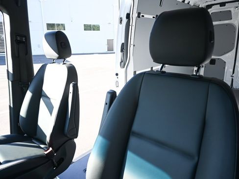 Used 2025 Mercedes-Benz Sprinter 2500 image 5