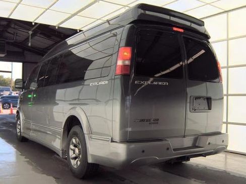 Used 2016 Chevrolet Express 2500 Extended RWD image 4