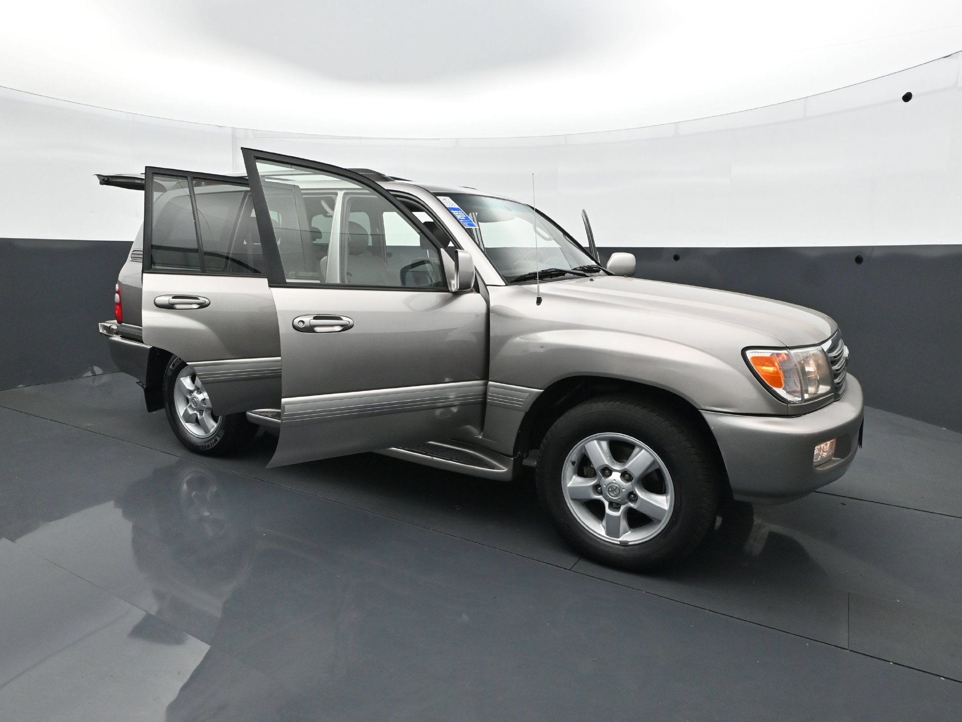 Used 2005 Toyota Land Cruiser AWD/4WD image 38