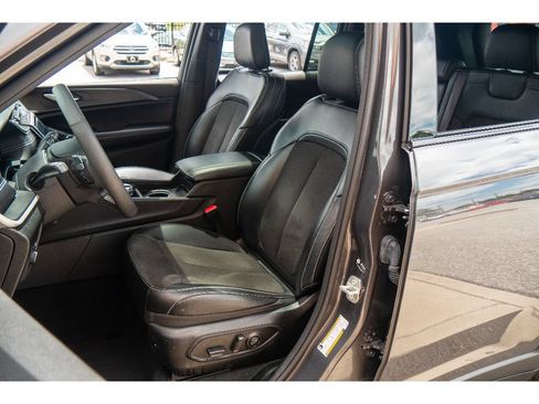 Used 2023 Jeep Grand Cherokee Altitude AWD/4WD image 11