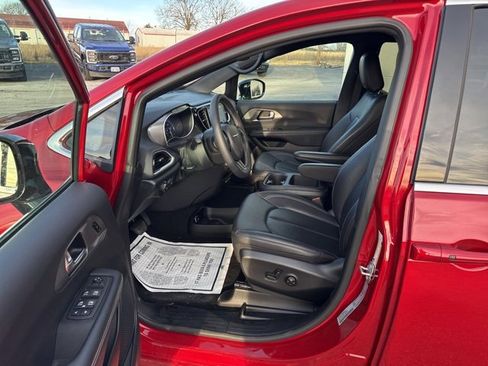 Used 2025 Chrysler Pacifica Select image 9