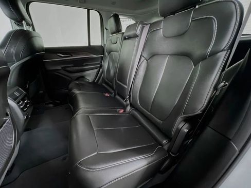 Used 2023 Jeep Grand Cherokee Limited image 25