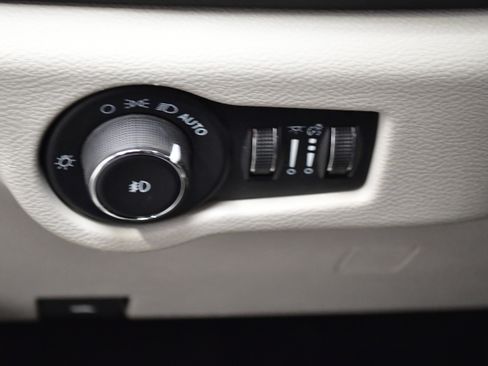 Used 2023 Chrysler Pacifica Touring-L FWD image 16