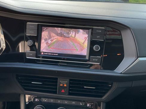 Used 2019 Volkswagen Jetta SE w/ Cold Weather Package FWD image 14