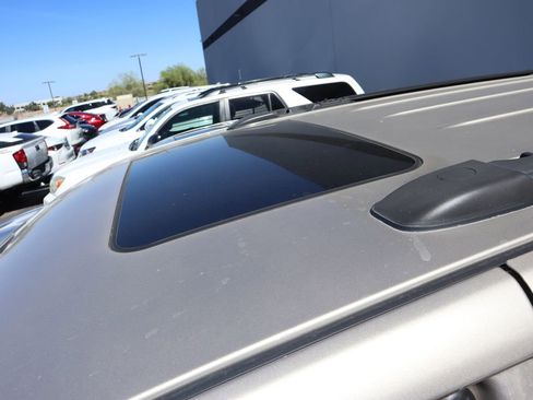 Used 2015 Chrysler Town & Country Limited Platinum image 5