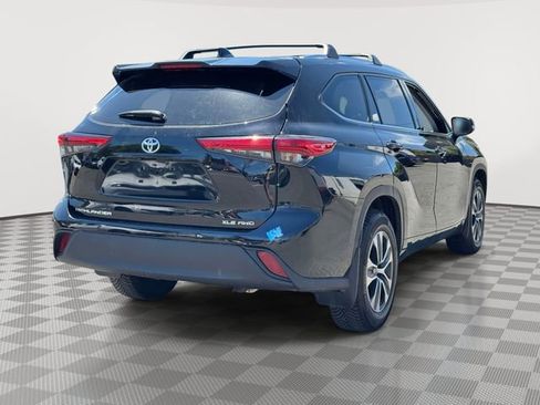 Used 2021 Toyota Highlander XLE AWD/4WD image 7