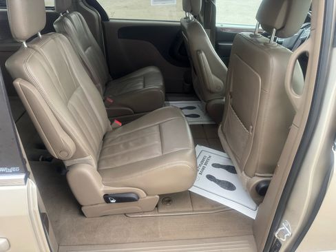 Used 2014 Chrysler Town & Country Touring image 13