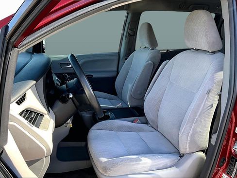 Used 2018 Toyota Sienna LE image 23