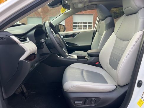 Used 2023 Toyota RAV4 Limited image 13