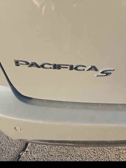 Used 2025 Chrysler Pacifica Limited FWD image 3