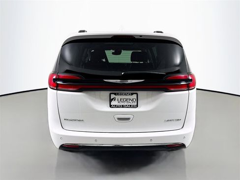 Used 2022 Chrysler Pacifica Limited image 5