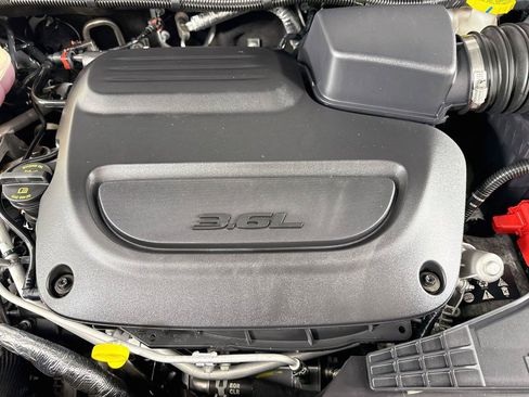 Used 2025 Chrysler Pacifica Limited FWD image 42