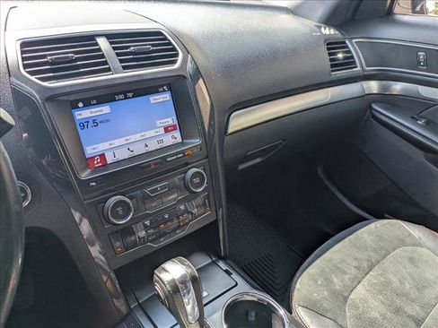 Used 2018 Ford Explorer XLT w/ Equipment Group 202A FWD image 13