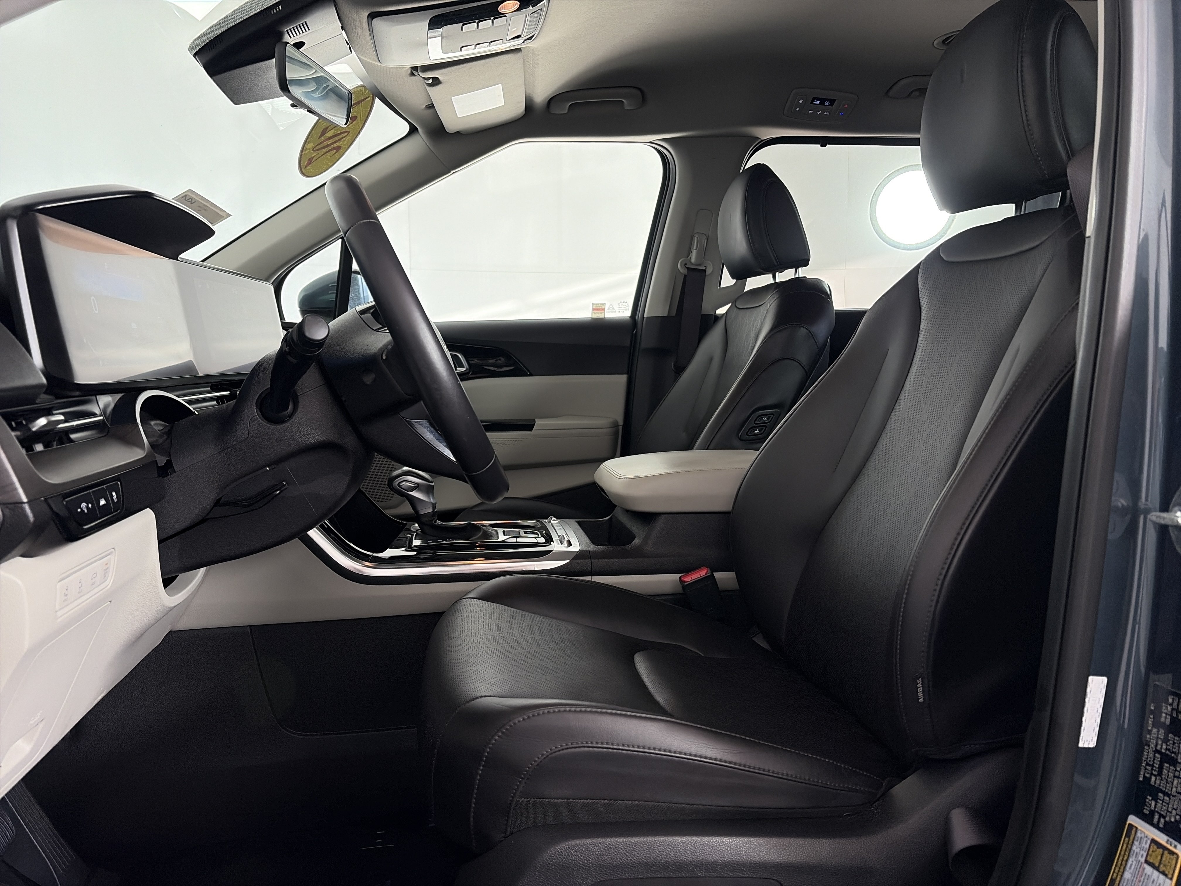 Certified 2024 Kia Carnival SX FWD image 6
