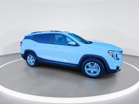 Used 2024 GMC Terrain SLE w/ Driver Convenience Package image 9