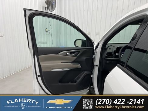 Used 2025 Chevrolet Traverse LT w/ Driver Confidence Package FWD image 8