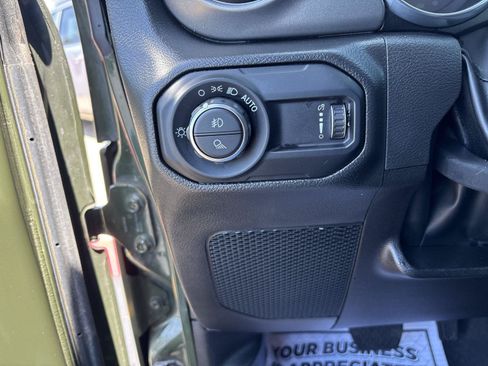 Used 2023 Jeep Gladiator Sport AWD/4WD image 19