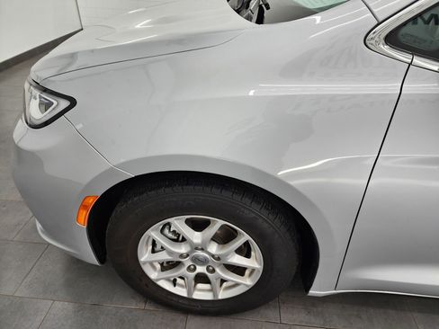 Used 2024 Chrysler Pacifica Touring-L FWD image 33
